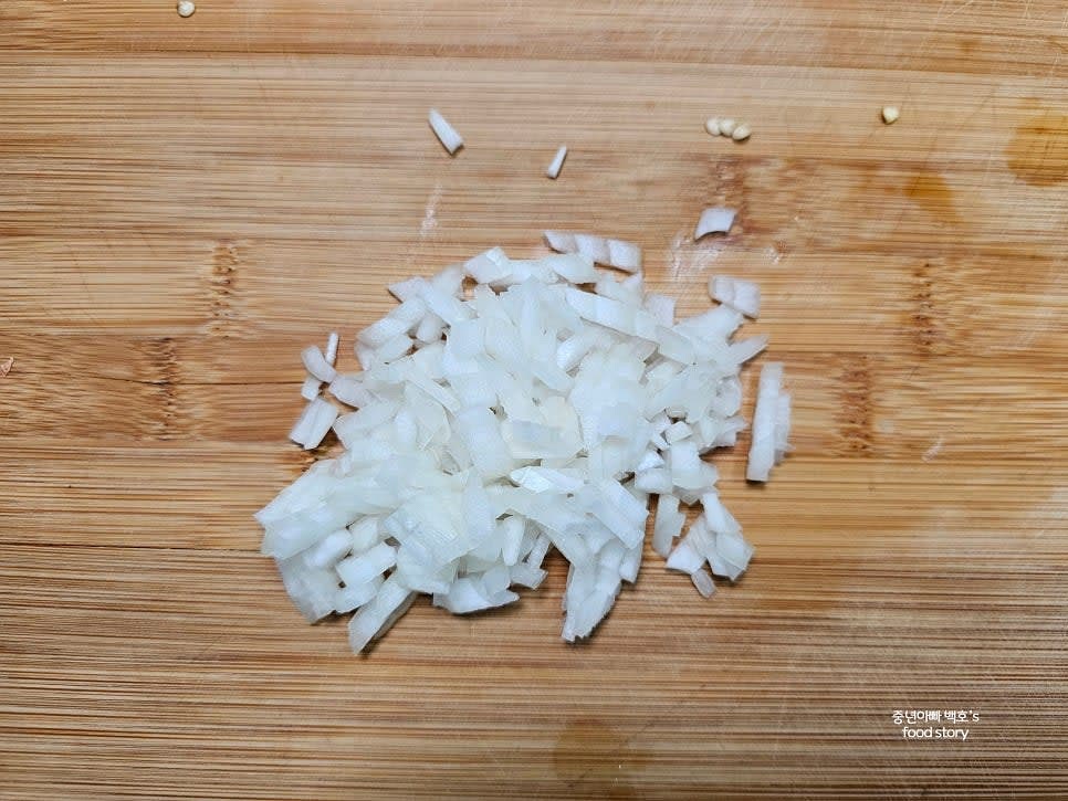 양파는 1/4개를 잘게 썰어 준비합니다.