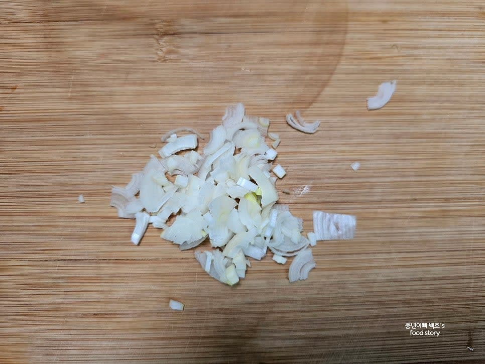 대파 흰 부분 1/2대를 송송 썰어 준비합니다.
