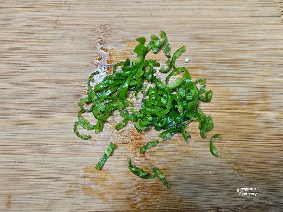 청양고추 2개를 길게 반으로 자른 후 잘게 송송 썰어 준비합니다.
