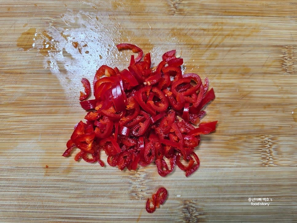 홍고추 2개를 길게 반으로 자른 후 잘게 송송 썰어 준비합니다.