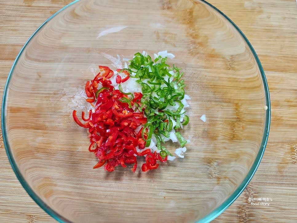 믹싱 볼에 새우젓 2스푼을 넣고 썰어둔 양파, 대파, 청양고추, 홍고추를 넣습니다.