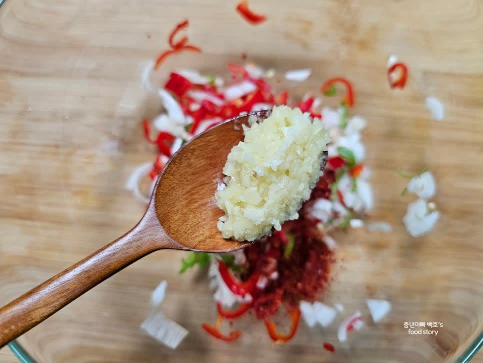 고춧가루 1/2스푼, 다진 마늘 1스푼, 알룰로스 1스푼을 넣어 잘 섞어줍니다.