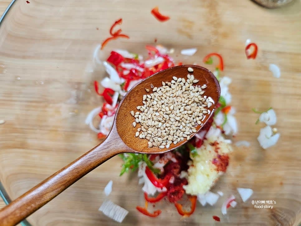 참기름 1/3스푼과 통깨 1/2스푼을 넣고 마지막으로 섞어줍니다.