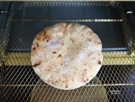 피타브레드를 냉동 상태에서 에어프라이어로 160도에서 2분간 해동시킨 후 팬에 기름 없이 살짝 구워줍니다.