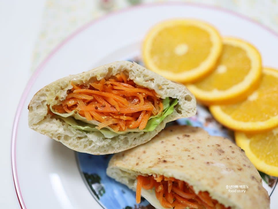 완성된 샌드위치를 접시에 담고 곁들일 과일과 함께 브런치로 즐깁니다.