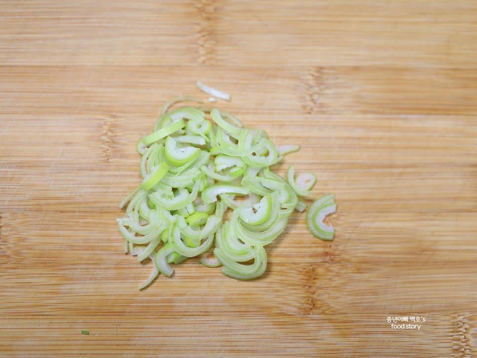 대파 2스푼을 송송 썰어 준비합니다.
