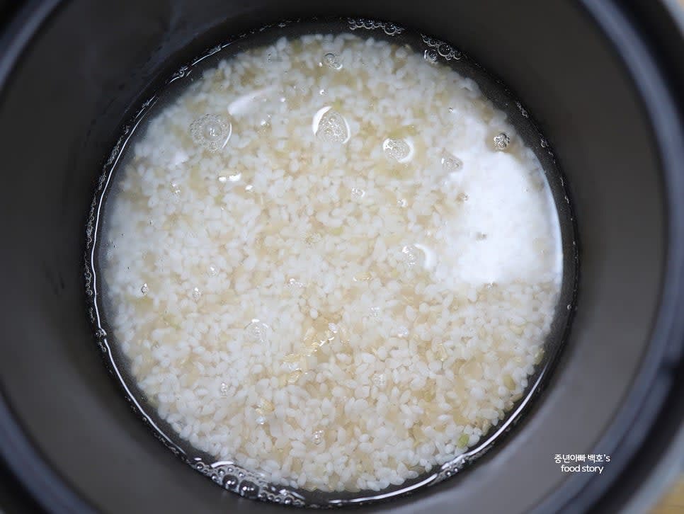 르쿠르제 무쇠솥에 불린 쌀과 다시마 우린 물을 1:1 비율로 넣습니다.