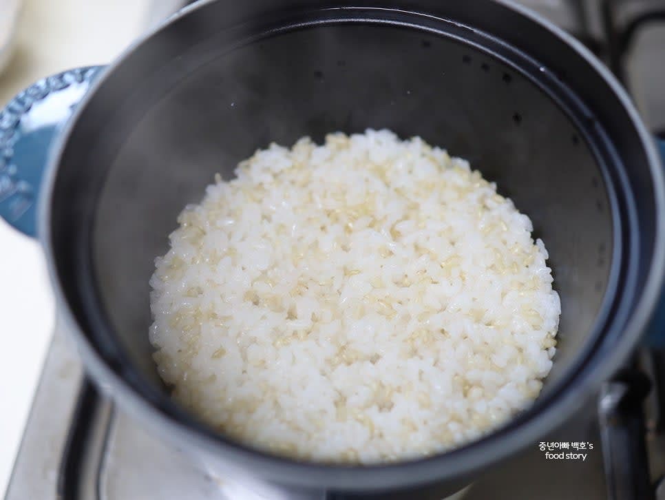 중약불에서 5분간 밥을 짓고, 약불에서 15분간 더 지어줍니다.