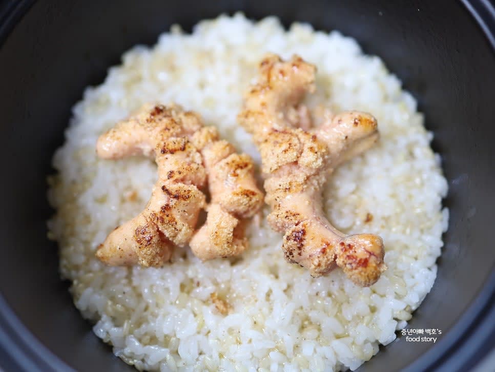 밥이 다 지어지면 10분간 뜸을 들이는 동안 명란 버터구이를 밥 위에 올립니다.
