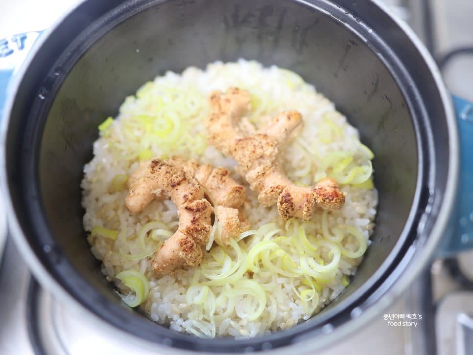 녹은 버터를 밥 위에 골고루 뿌리고, 대파를 주변에 뿌린 후 뚜껑을 닫고 뜸을 들입니다.