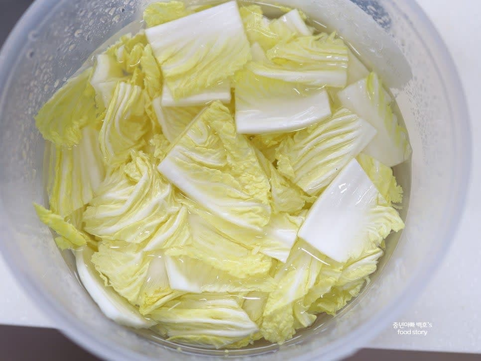 알배기 배추를 길게 자르고 적당한 크기로 썰어 찬물에 10분 정도 담가 싱싱하게 만든 후 야채 탈수기를 사용하여 물기를 제거합니다.