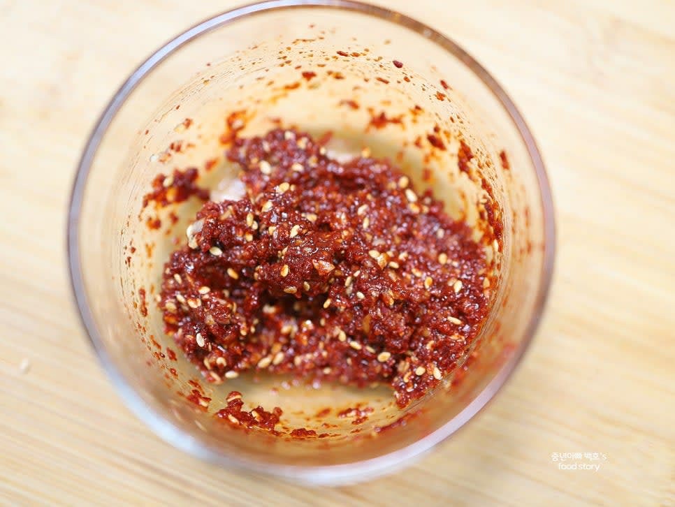 고춧가루 3스푼, 통깨 1스푼, 다진 마늘 1스푼, 국간장 1스푼, 멸치 액젓 2스푼, 알룰로스 1/2스푼을 섞어 김치겉절이 양념을 만듭니다.