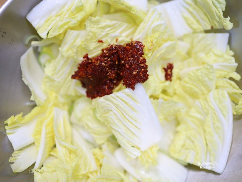 믹싱 볼에 배추와 대파를 넣고 김치겉절이 양념의 1/2만 넣어 가볍게 버무립니다.