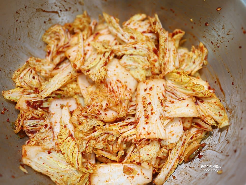 간을 보면서 양념을 추가로 넣어가며 조물조물 무쳐줍니다.