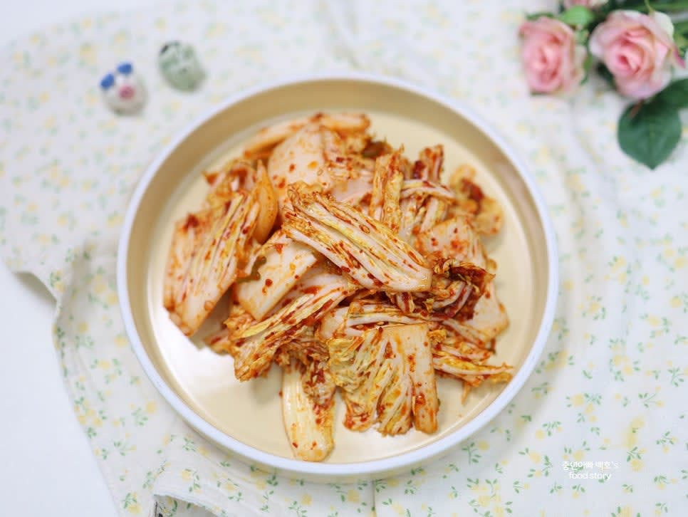 완성된 알배추겉절이를 그릇에 담아 냅니다.