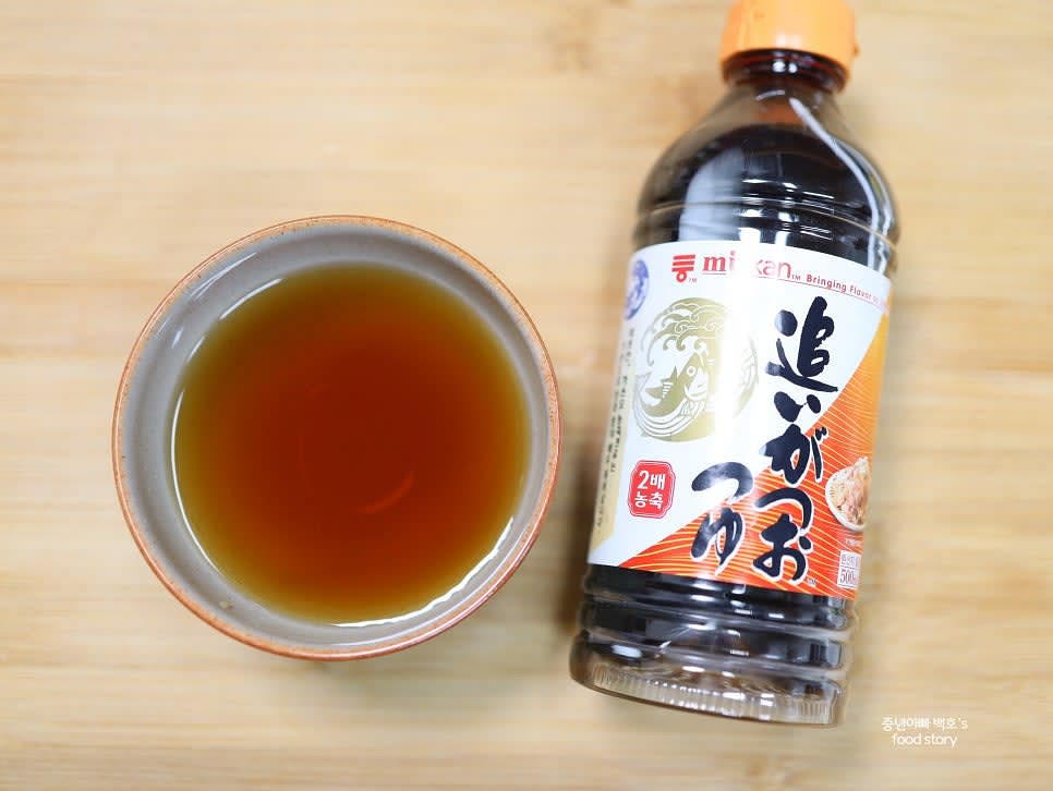 미즈칸 쯔유와 물을 1:1 비율로 섞어 국수장국을 만듭니다. 입맛에 따라 물의 양을 조절합니다.