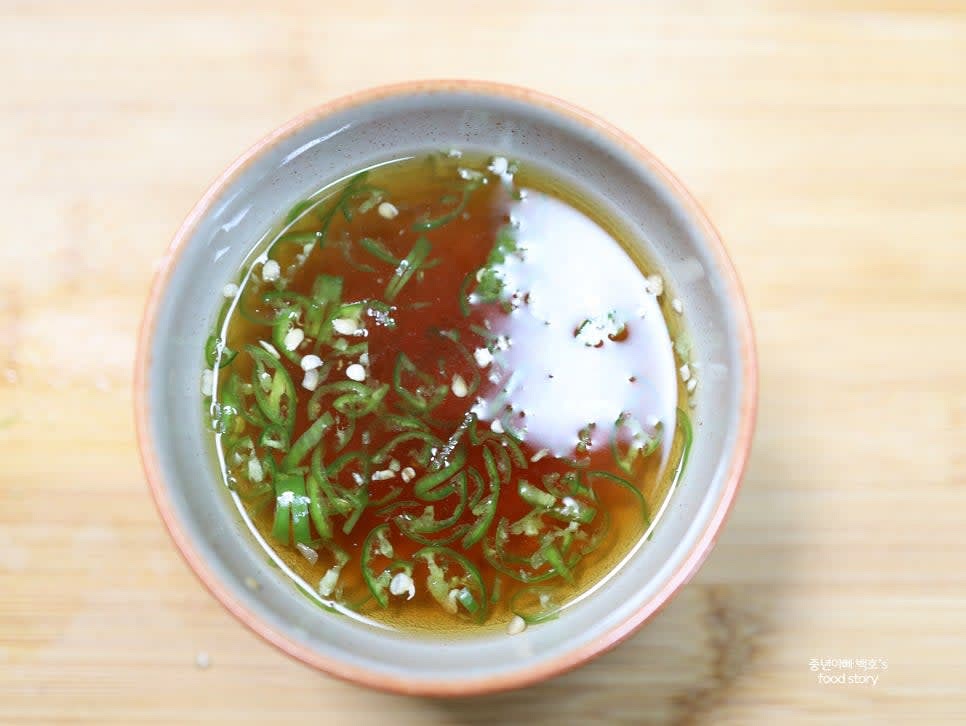 청양고추 2개를 길게 자른 후 송송 썰어 국수장국에 넣습니다.