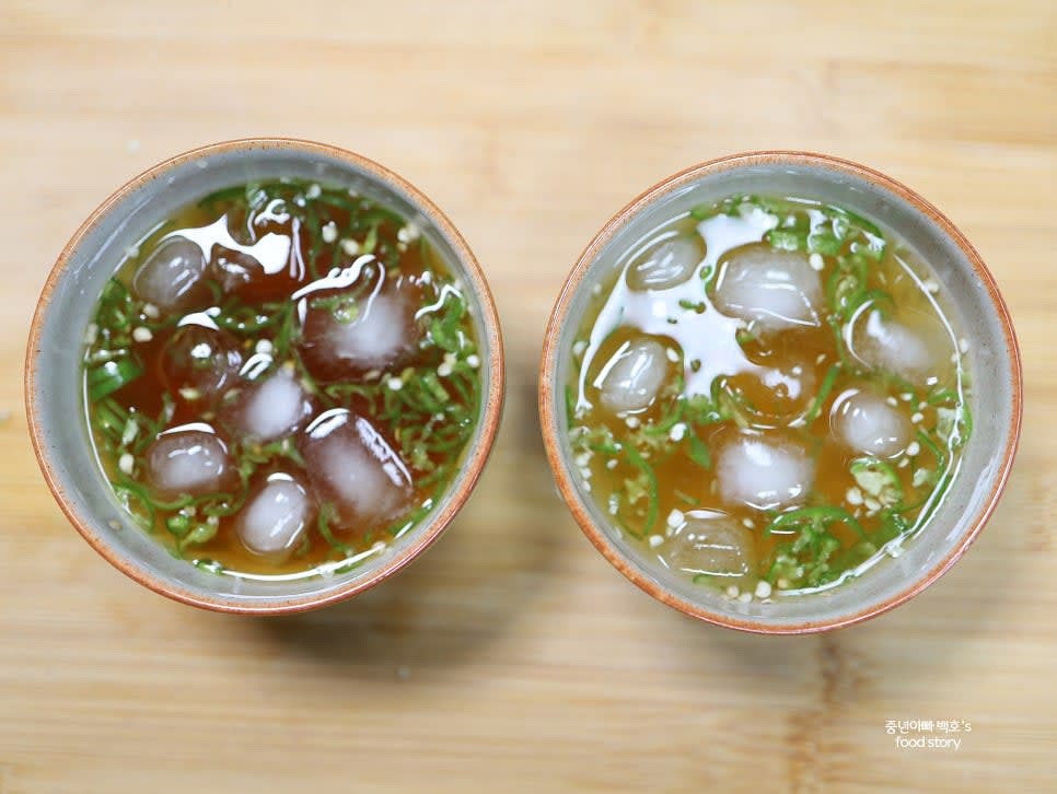 얼음을 넉넉히 넣어 국수장국을 차갑게 만듭니다.