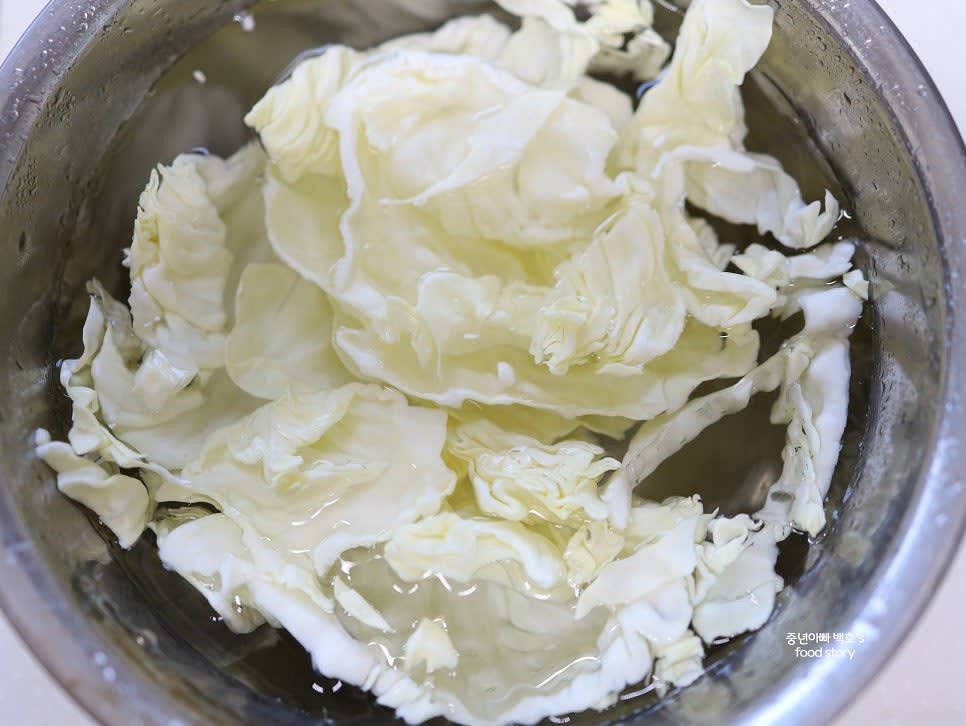 양배추를 흐르는 물에 씻고 식초 1스푼을 뿌린 물에 5분간 담근 후 깨끗이 헹구어 물기를 제거합니다.