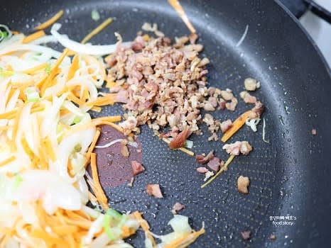 당근을 추가로 넣어 익힌 후 베이컨을 넣고 볶습니다.