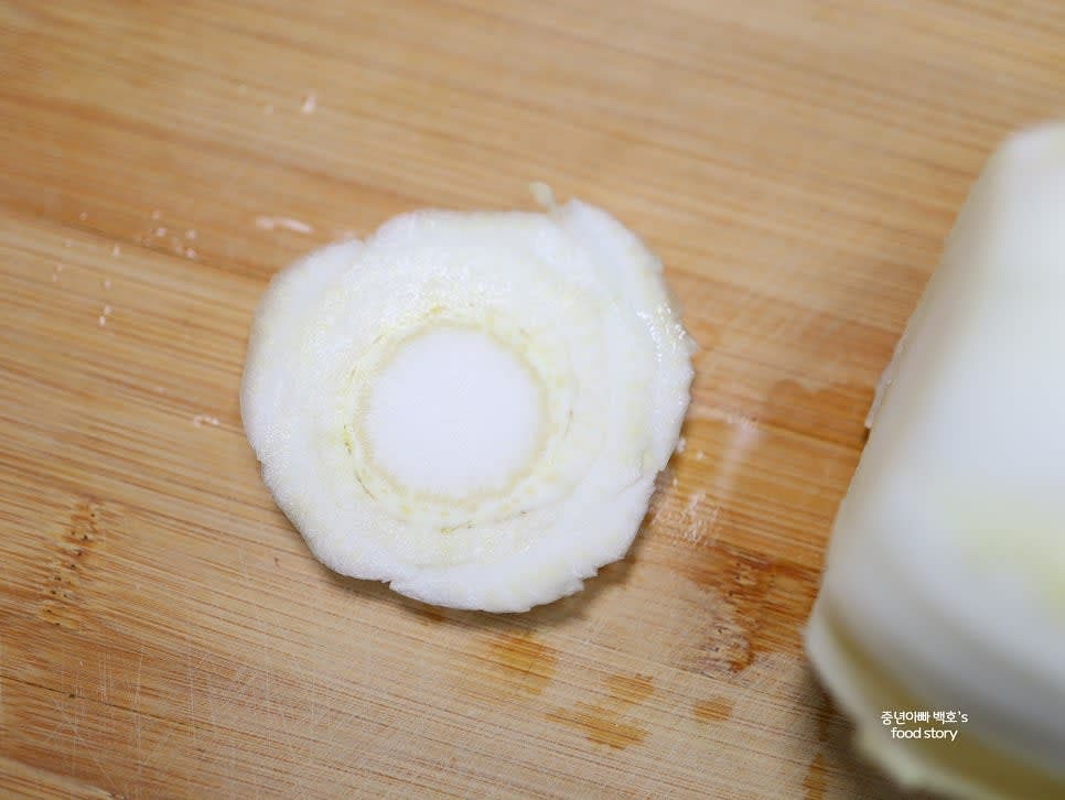 알배추를 흐르는 물에 깨끗이 씻고 밑동을 0.5~1cm 정도 잘라 낱장으로 준비합니다.