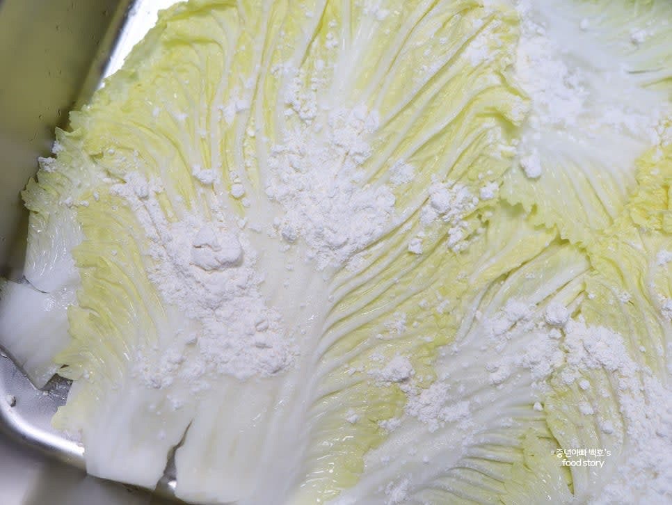 배추에 물기가 있는 상태에서 부침가루를 앞뒤로 골고루 뿌려줍니다.