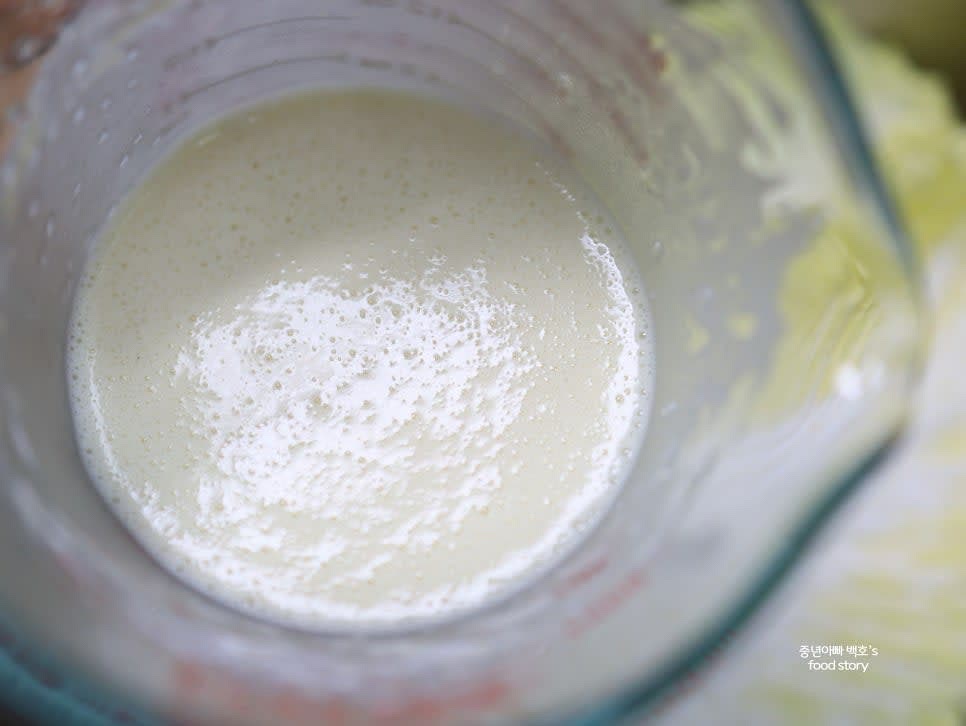 부침가루와 생수를 1:1 비율로 섞어 묽은 반죽물을 만듭니다.