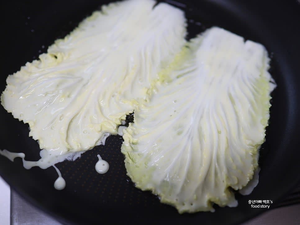 프라이팬을 센 불로 달군 뒤 식용유를 넉넉히 두르고, 반죽물을 입힌 배춧잎을 팬에 올립니다.