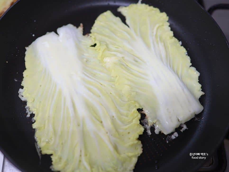 중불로 줄여 배추전을 앞뒤로 노릇노릇하게 구워줍니다.