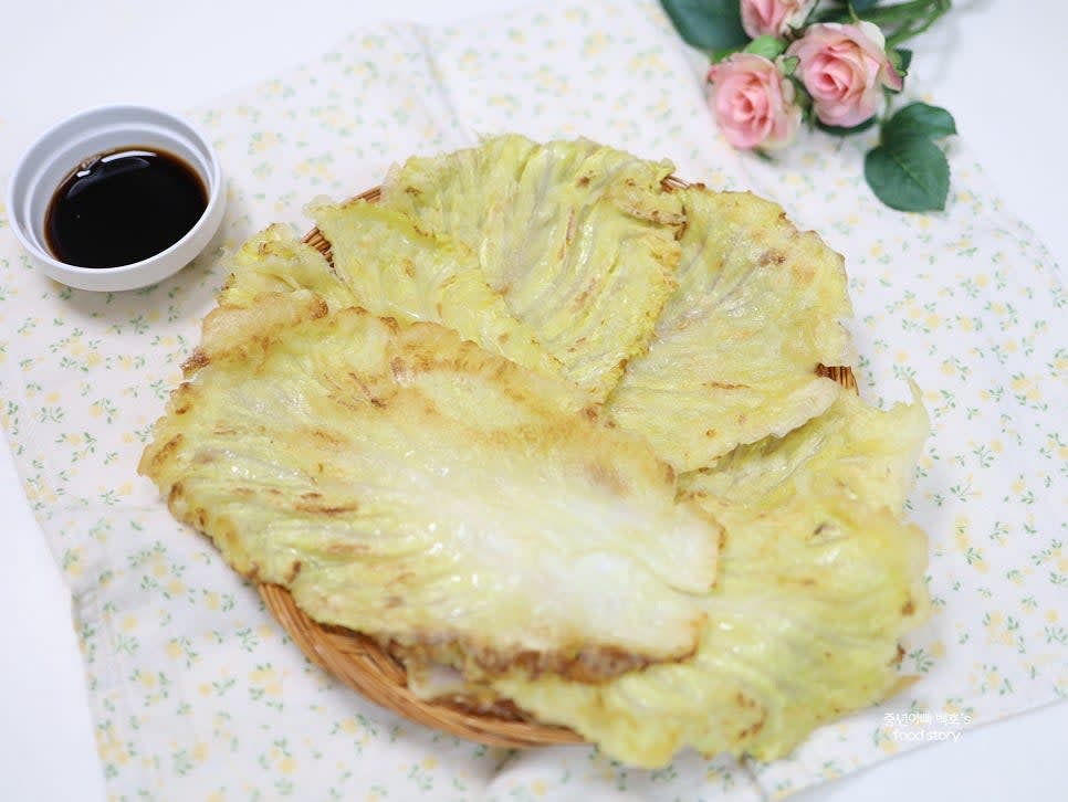 양조간장과 식초를 1:1 비율로 섞어 초간장을 만듭니다.