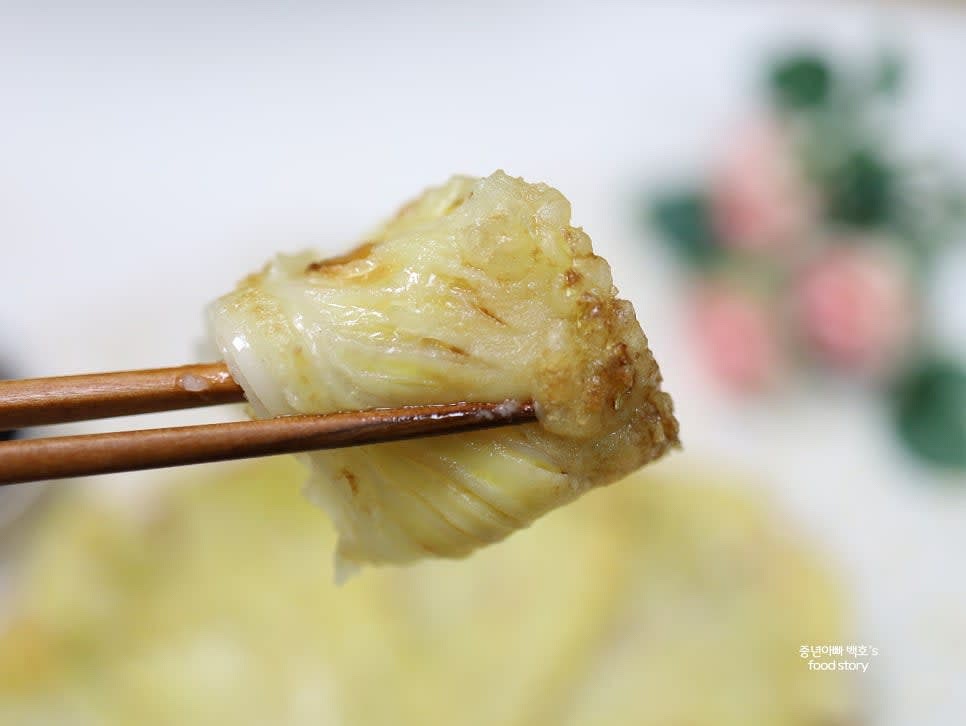 완성된 배추전을 초간장에 찍어 드시면 됩니다.