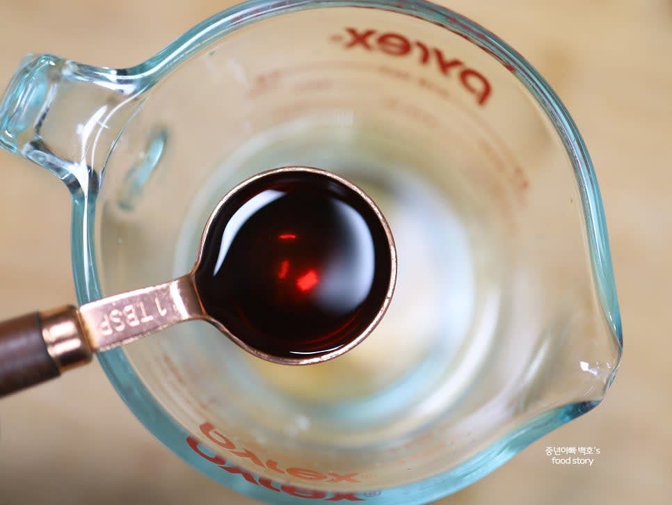 생수 300ml에 쯔유 간장 1/2컵 (90ml)을 섞어 메밀소바 장국을 만듭니다. 입맛에 따라 간을 조절합니다.