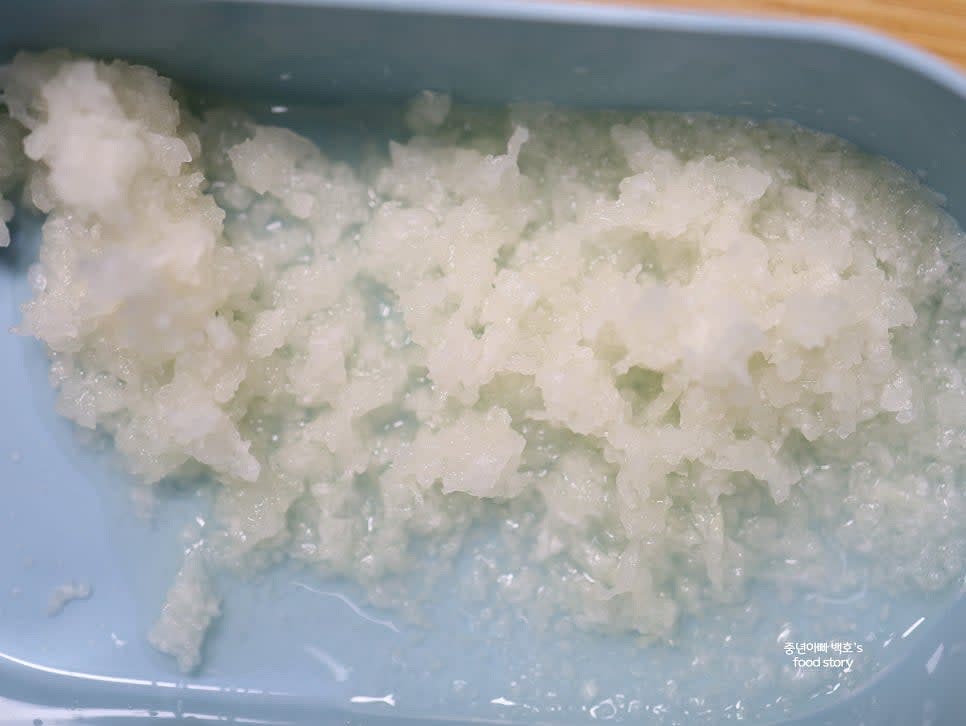 무는 강판에 갈아 즙을 짜고, 동그랗게 경단 모양으로 만듭니다.