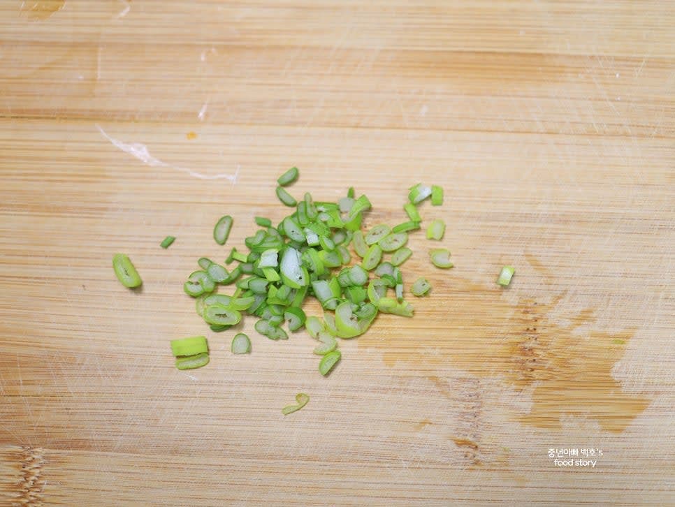 대파 또는 쪽파를 송송 썰어 고명으로 준비합니다.