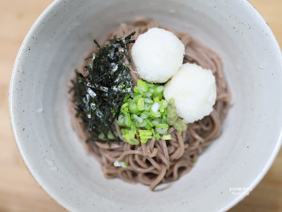 삶은 메밀면을 그릇에 담고, 고명으로 무 경단, 김가루, 송송 썬 대파를 올립니다. 와사비를 추가로 곁들입니다.