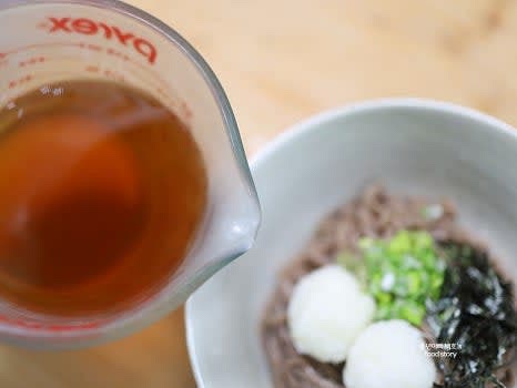 만들어둔 메밀소바 장국을 그릇에 부어줍니다. 필요시 얼음을 추가하여 더욱 시원하게 즐깁니다.