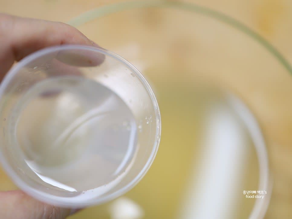 동치미 국물 1컵과 풀무원 냉면 육수 2봉을 섞고, 생수는 간을 보면서 1/2~1컵 추가하여 동치미 냉면 육수를 준비합니다.