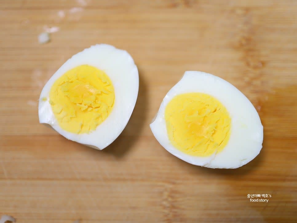 달걀 1알을 삶아 반으로 잘라 준비합니다.