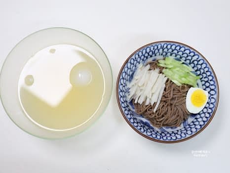 완성된 동치미 냉면 육수를 적당량 그릇에 부어냅니다.