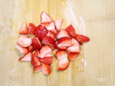 딸기, 천혜향, 사과, 참외, 블루베리를 적당한 크기로 썰어 준비합니다.