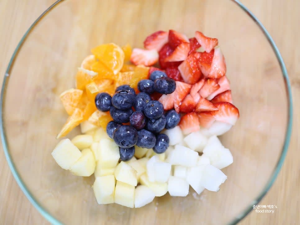 믹싱 볼에 썰어둔 과일을 모두 넣어줍니다.
