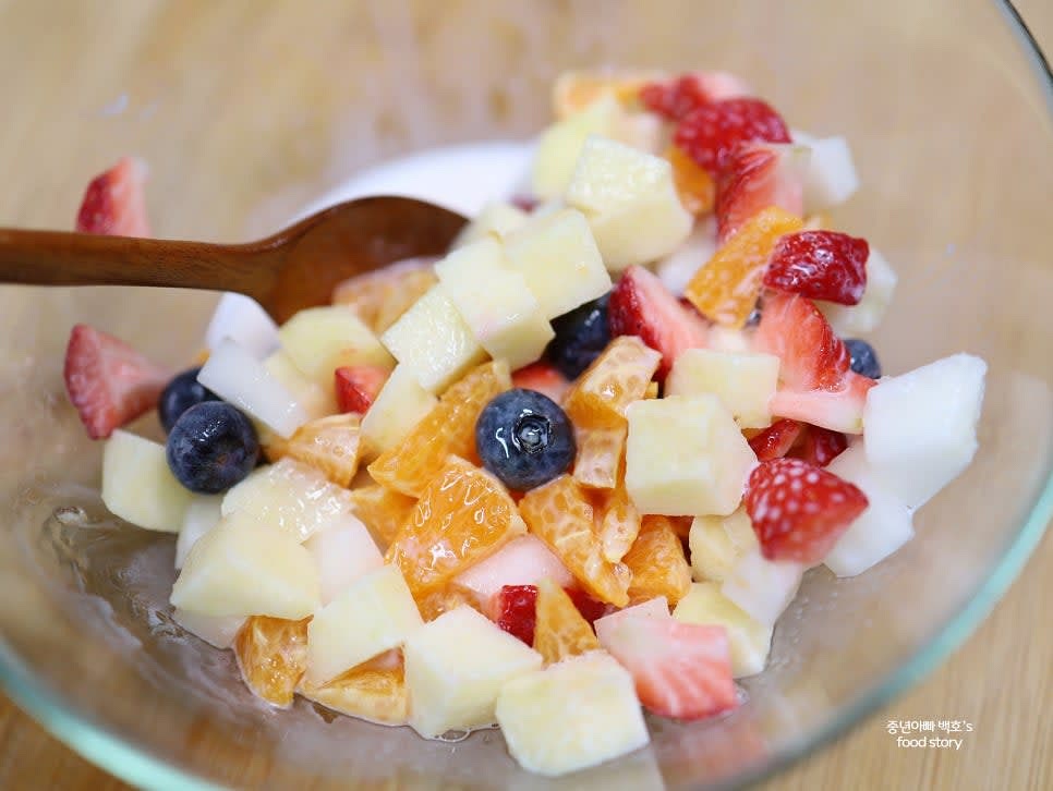 우유 100ml를 추가합니다. 우유는 생략 가능하지만 넣으면 부드러운 맛이 더해집니다.