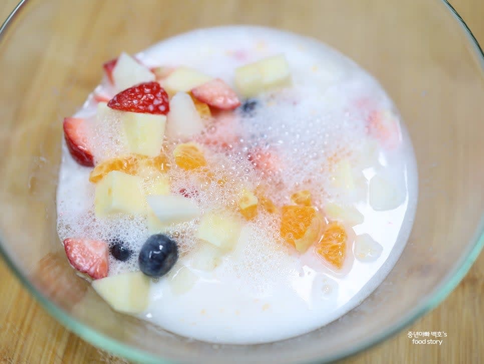 레몬 탄산수 500ml를 부어 전체를 섞어줍니다.