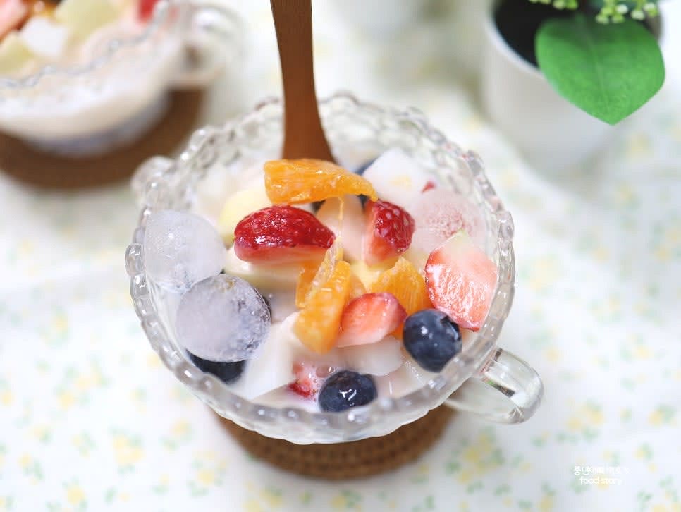 그릇에 골고루 담아준 후 얼음을 추가해 시원하게 즐깁니다.