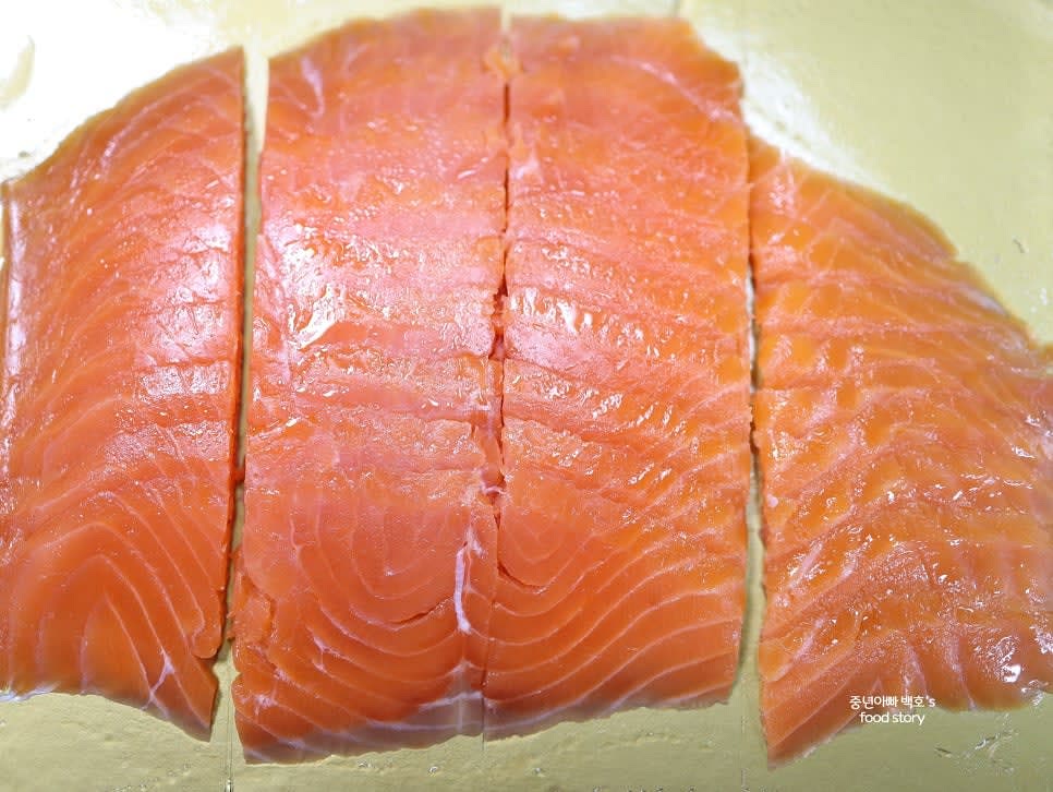 훈제연어를 먹기 좋은 크기로 4등분합니다.