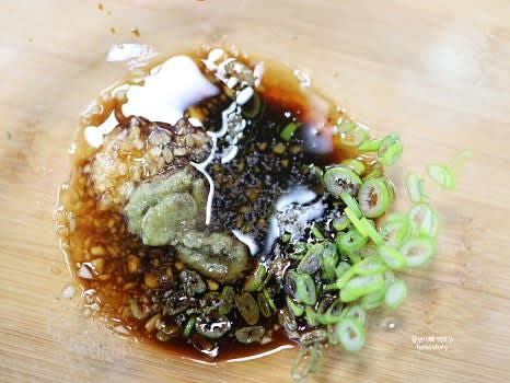 다진 마늘 1/2T, 대파 1T, 맛술 1T, 양조간장 1T, 참기름 1T, 와사비 1/3T, 후추 약간을 섞어 간장 베이스 포케 소스를 만듭니다.