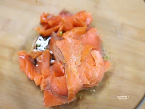 훈제연어에 소스를 버무려 손으로 조물조물 절여둡니다.