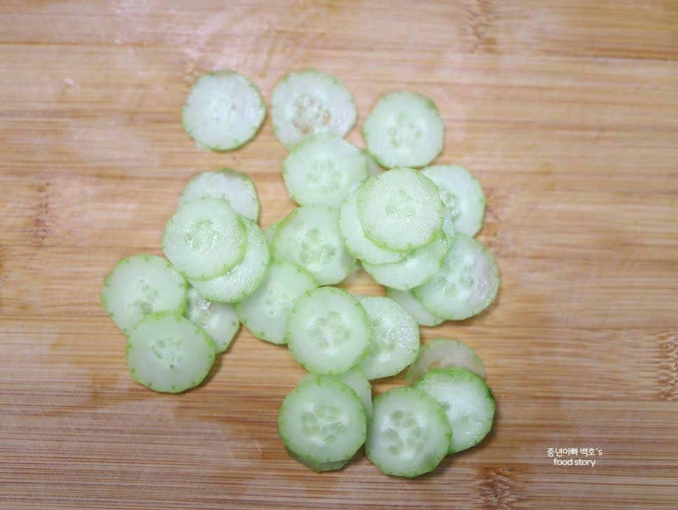 양파는 슬라이스로, 당근은 얇게 채썰고, 오이는 동그랗게 썰어 준비합니다.