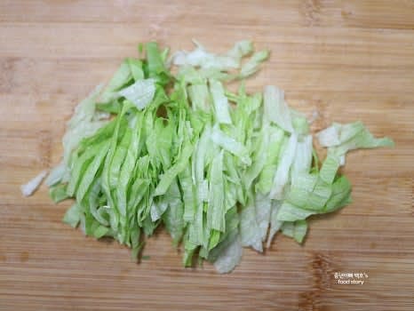 양상추, 로메인, 상추를 넉넉히 채썰어 준비합니다.