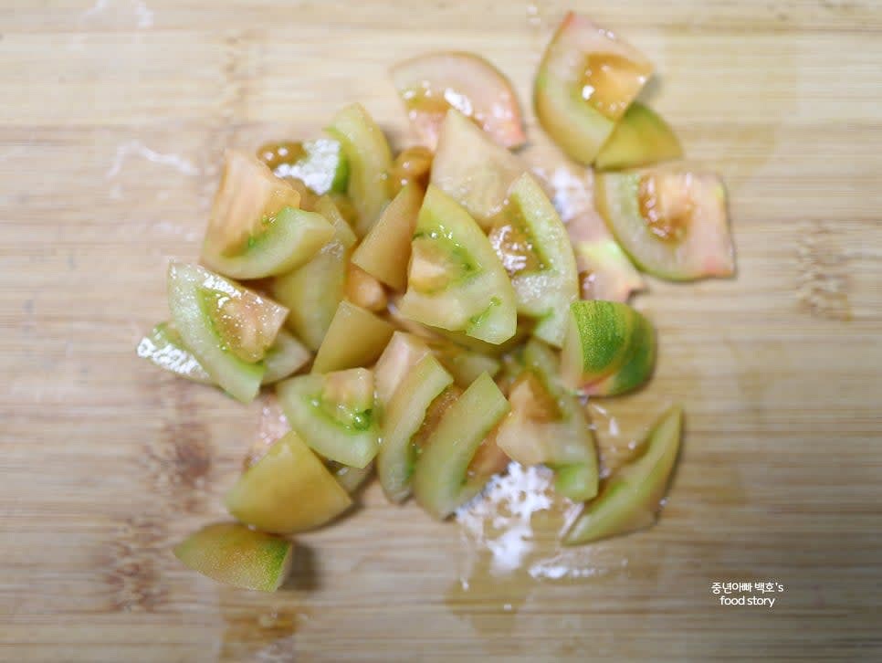 토마토는 먹기 좋은 크기로 자르거나 방울토마토는 반으로 잘라 준비합니다.